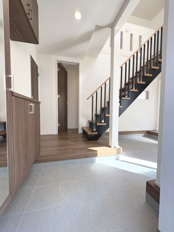 【玄関】 | 糟屋郡志免町王子2丁目　3号棟（全8棟）【仲介手数料無料・0円】 | 現地写真。