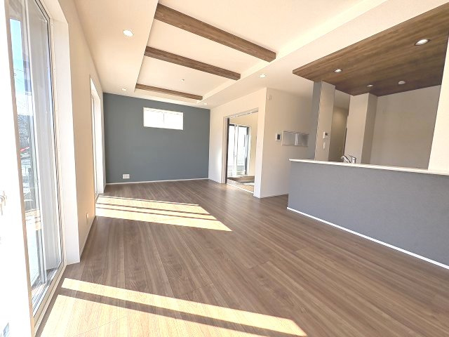 【居間・リビング】 | 糟屋郡志免町王子2丁目　3号棟（全8棟）【仲介手数料無料・0円】 | 現地写真。リビングです。