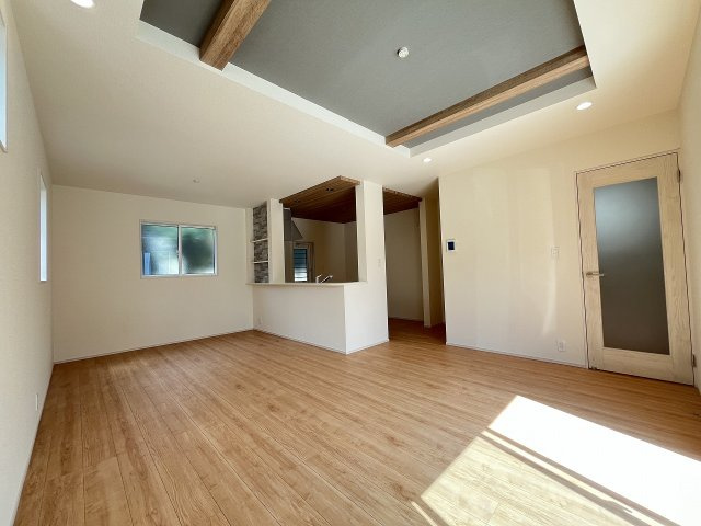 【内装】 | 糟屋郡志免町王子2丁目　3号棟（全8棟）【仲介手数料無料・0円】 | 施工例。リビングです。施工例は完成時と異なる場合があります。