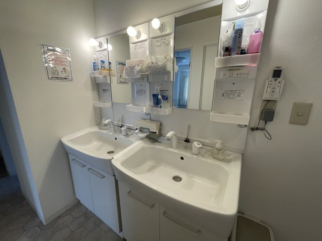 コレントハウス馬込の洋室|個室１０１号室：ベッド、マットレス、エアコン、カーテンを完備。
