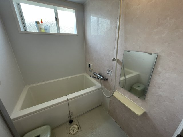 コレントハウス馬込|個室１０１号室：ベッド、マットレス、エアコン、カーテンを完備。
