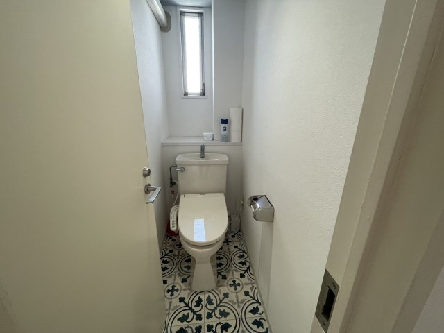 コレントハウス馬込の洋室|個室１０１号室：ベッド、マットレス、エアコン、カーテンを完備。
