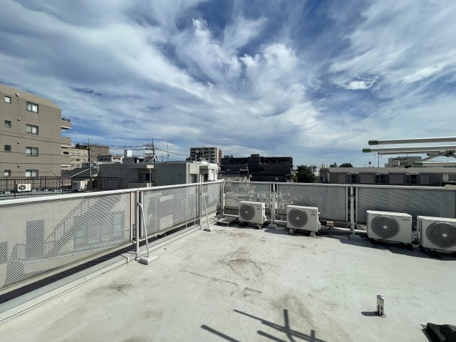 コレントハウス馬込の洋室|個室１０１号室：ベッド、マットレス、エアコン、カーテンを完備。
