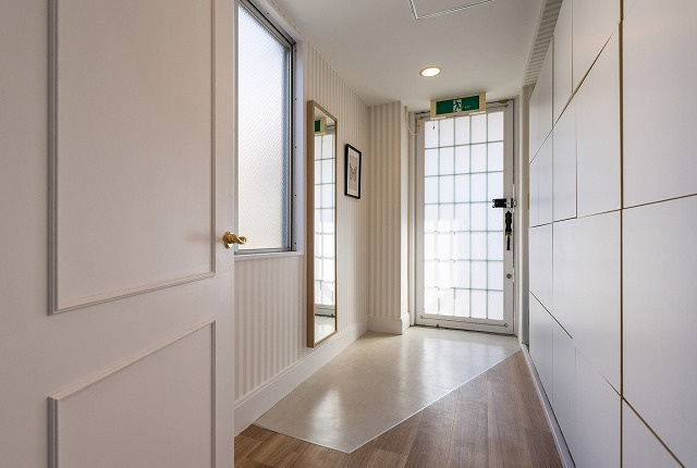 コレントハウス馬込|個室１０１号室：ベッド、マットレス、エアコン、カーテンを完備。
