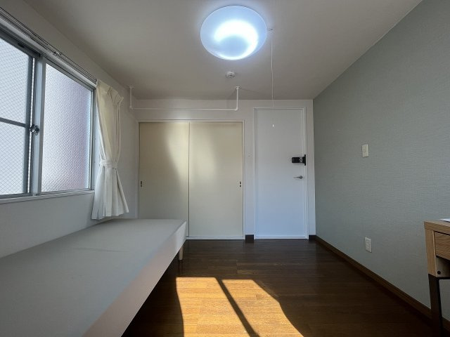 コレントハウス馬込の洋室|個室１０１号室：ベッド、マットレス、エアコン、カーテンを完備。
