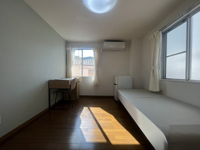 コレントハウス馬込の洋室|個室１０１号室：ベッド、マットレス、エアコン、カーテンを完備。
