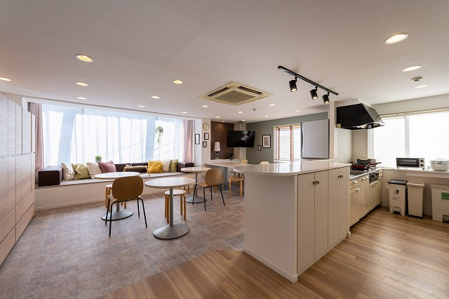 コレントハウス馬込の居間・リビング|大きなテレビ、ダイニングテーブルと、一人暮らしでは得られない贅沢な設備が備わっています。
