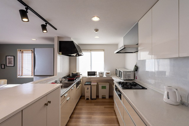 コレントハウス馬込のキッチン|広々としたシステムキッチン。３口のIHコンロ、広い調理台、大きなシンクと料理づくりも楽しくなります。