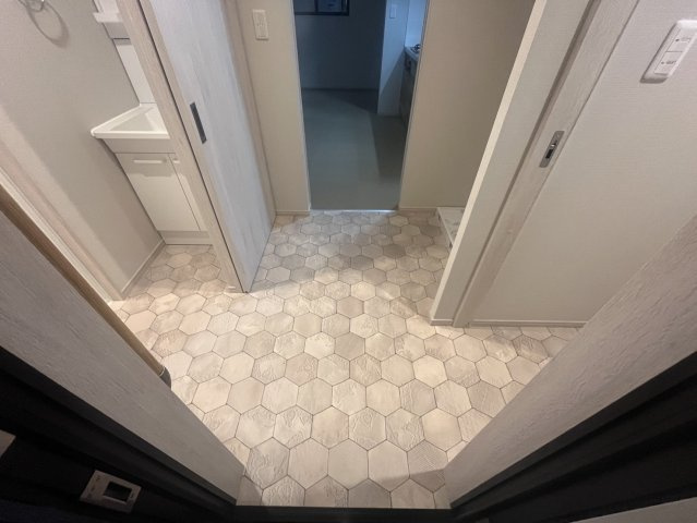 名古屋市千種区本山町２丁目のアパートの玄関