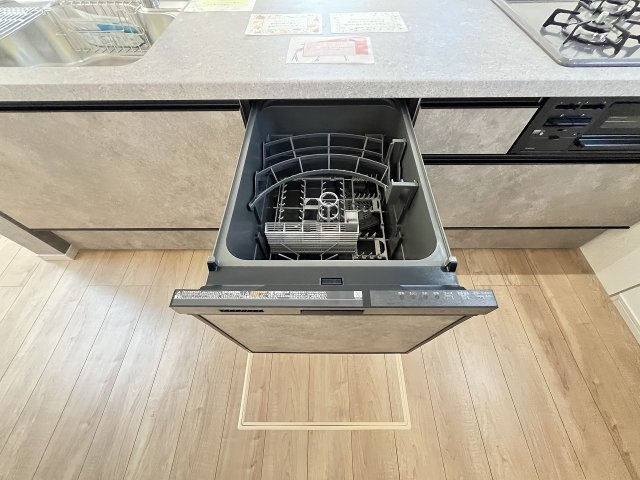 【キッチン】 | 糟屋郡須恵町上須恵7期　1号棟（全2棟）【仲介手数料無料・0円】 | 現地写真。食洗器が付いてます。