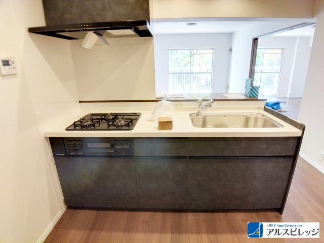 みよしみずほ台サンライトマンションB棟のキッチン|シックな色合いのキッチンです