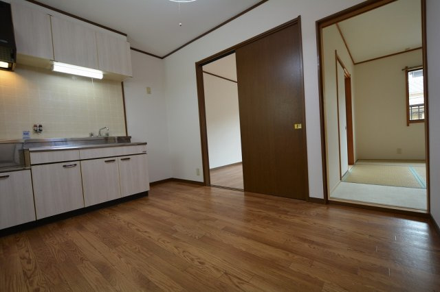 床が落ち着いた色合いで綺麗です！