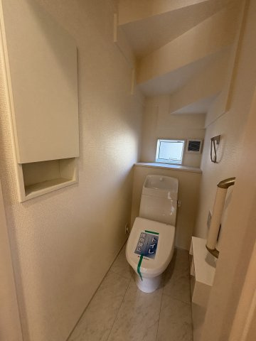 【内装】 | 糟屋郡志免町王子2丁目　4号棟（全8棟）【仲介手数料無料・0円】 | 施工例。1階のトイレです。施工例は完成時と異なる場合があります。