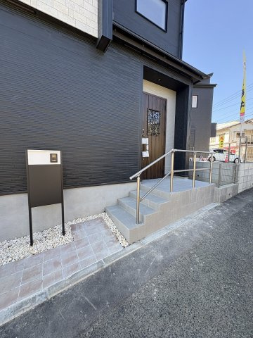 【玄関】 | 糟屋郡志免町王子2丁目　4号棟（全8棟）【仲介手数料無料・0円】 | 現地写真。