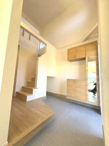 【玄関】 | 糟屋郡志免町王子2丁目　4号棟（全8棟）【仲介手数料無料・0円】 | 現地写真。