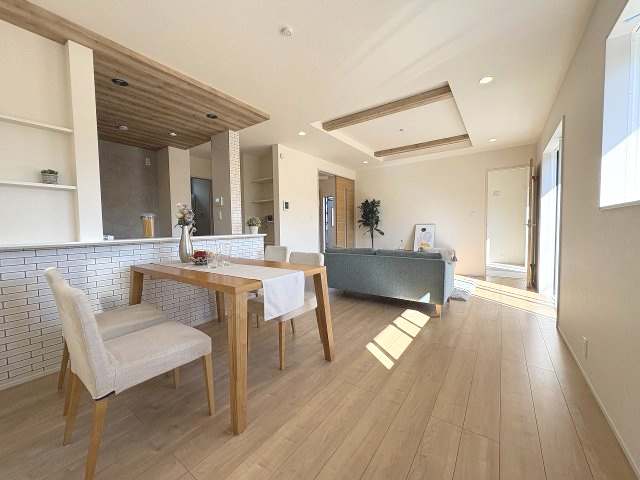 【居間・リビング】 | 糟屋郡志免町王子2丁目　4号棟（全8棟）【仲介手数料無料・0円】 | 現地写真。リビングです。