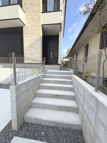 【玄関】 | 糟屋郡須恵町上須恵7期　2号棟（全2棟）【仲介手数料無料・0円】 | 現地写真。