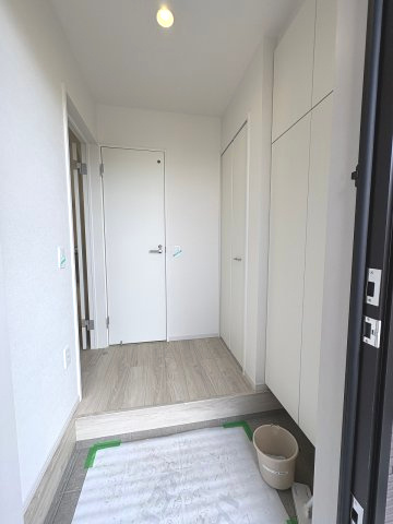 【玄関】 | 糟屋郡須恵町上須恵7期　2号棟（全2棟）【仲介手数料無料・0円】 | 現地写真。