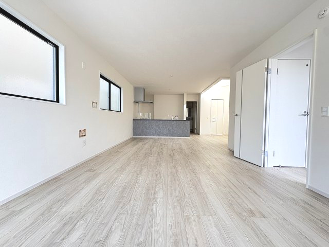 【居間・リビング】 | 糟屋郡須恵町上須恵7期　2号棟（全2棟）【仲介手数料無料・0円】 | 現地写真。リビングです。