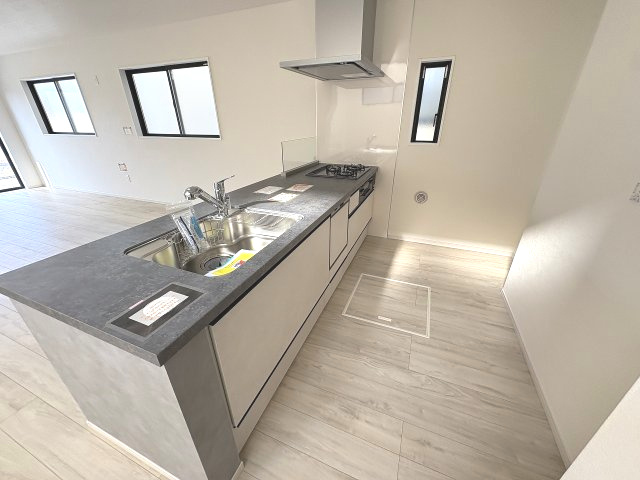 【キッチン】 | 糟屋郡須恵町上須恵7期　2号棟（全2棟）【仲介手数料無料・0円】 | 現地写真。