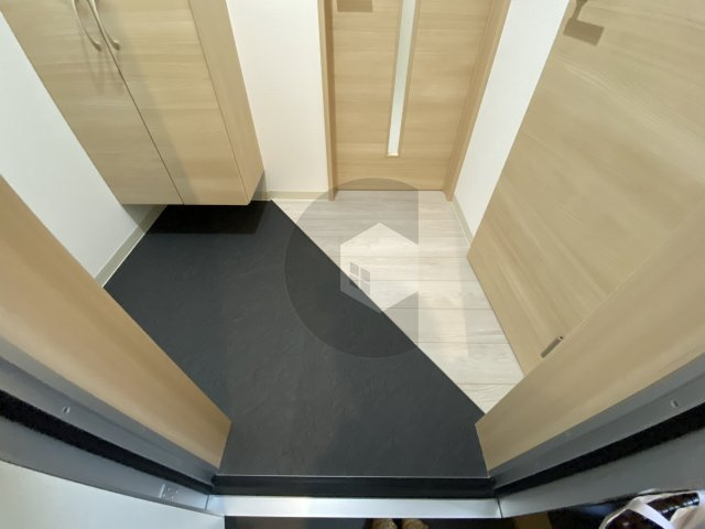 badge tomoi Est4の玄関