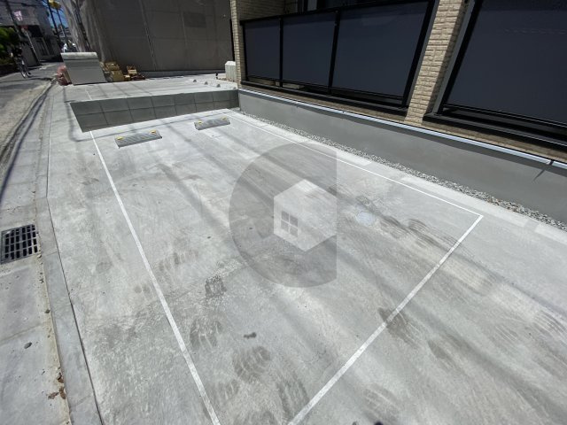 badge tomoi Est4の駐車場