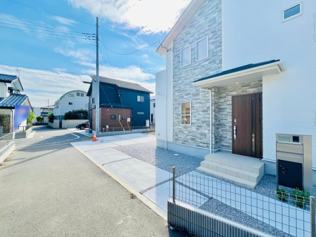 前橋市上新田町の前面道路含む現地写真|間口も広く駐車も楽々♪