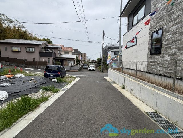 秦野市本町1期　新築戸建　全1棟1号棟の前面道路含む現地写真