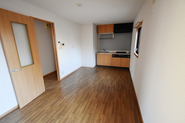 ハイツ・ツゥ・サティの居間・リビング|洋室