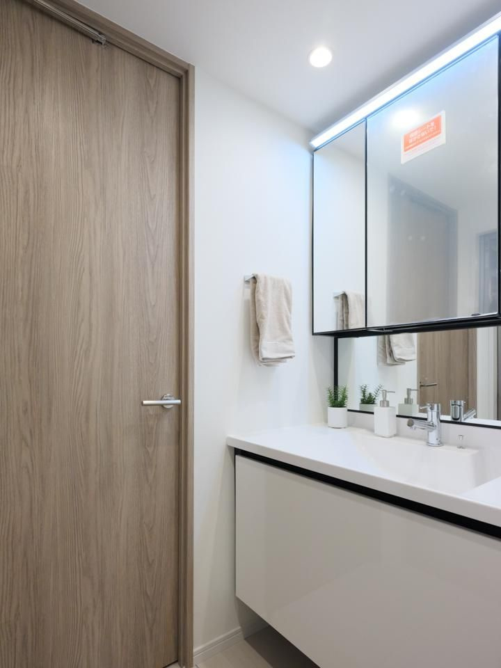 サンクタス川崎タワーの独立洗面台|独立洗面台、小物を置くことができて便利です