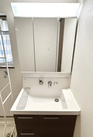 中古住宅　下真桑の独立洗面台