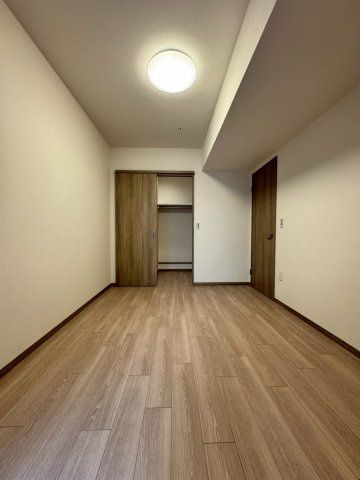 ロイヤルメドゥ香里園タワーの洋室|約6.5帖。たっぷり収納可能なウォークインクローゼット付きの洋室です。