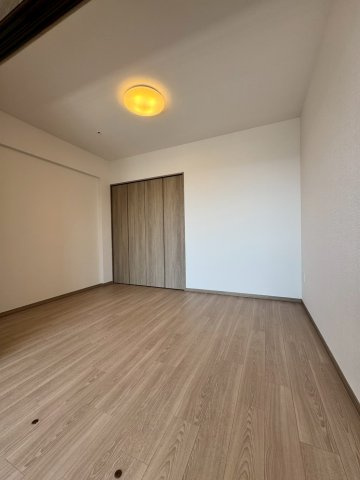 ロイヤルメドゥ香里園タワーの洋室|約5.5帖。リビングに隣接した洋室で間仕切り扉を開けると開放的なお部屋になります。