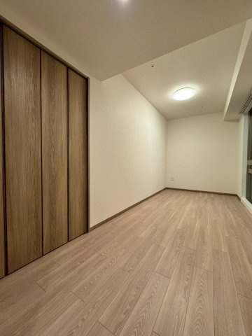 ロイヤルメドゥ香里園タワーの洋室|約6.4帖
各居室収納付きです。