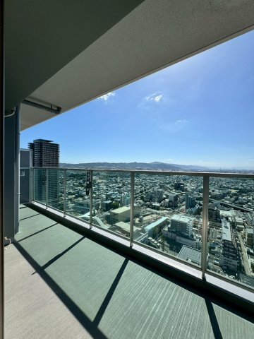 ロイヤルメドゥ香里園タワーのバルコニー|広さのあるバルコニー。31階部分と高層階なので非常に眺望良好です！
