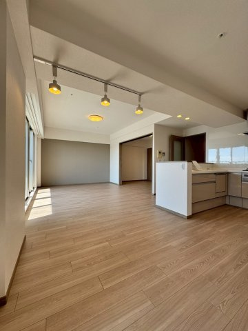 ロイヤルメドゥ香里園タワーの居間・リビング|2025年9月中旬室内リフォーム済み！
約14.5帖のリビング。バルコニーに面して明るいお部屋です。
31階部分なので眺望も楽しめます。