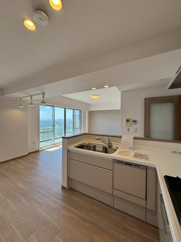 ロイヤルメドゥ香里園タワーのキッチン|ゆったり広さのあるキッチンです。
リビングも見渡せリビングにいる家族との会話も楽しめます。