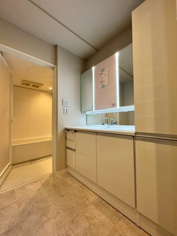 ロイヤルメドゥ香里園タワーの独立洗面台|広々ワイドな鏡を備えた洗面化粧台です。
二人並んでもゆとりのある広さがあります。
たっぷり収納場所もございます。