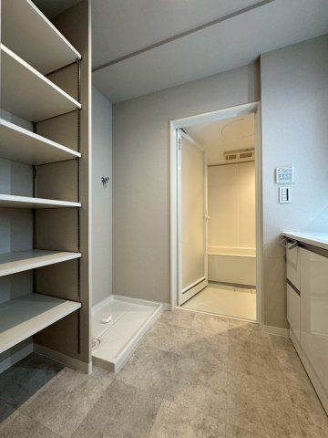 ロイヤルメドゥ香里園タワーの脱衣所|リネン庫としてご利用いただける可動棚付きです。