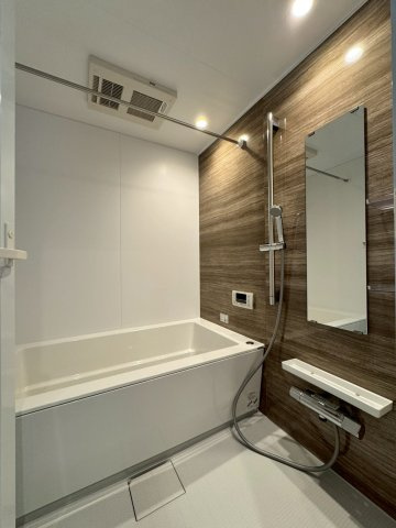 ロイヤルメドゥ香里園タワーの浴室|浴室乾燥機付きで室内干しも可能です。
新調済みの浴室でゆったりくつろげます。