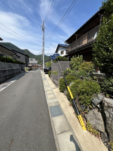 中古住宅　岩井1丁目の前面道路含む現地写真