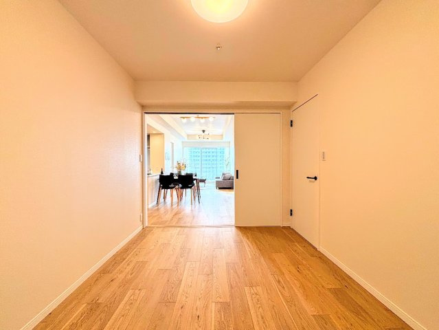 ニューシティ東戸塚タワーズシティ ル・パルクシエルの洋室|◆室内はいつも明るい印象なので気持ちの良い朝を迎えられます。各部屋にはクローゼットを完備しており、収納が多いお家はすっきりして快適空間です。
