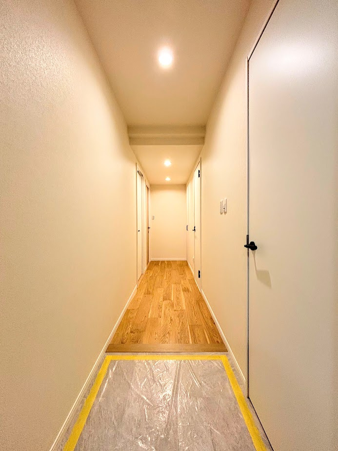 ニューシティ東戸塚タワーズシティ ル・パルクシエルの玄関|◆明るい玄関です！散らかりやすい玄関もスッキリする大容量のシューズボックス付き。
