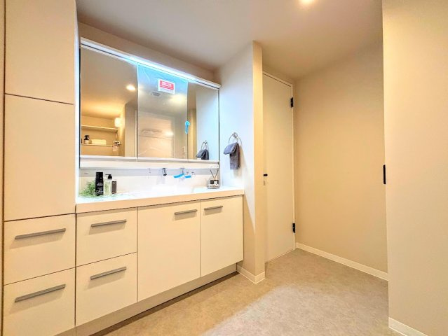 ニューシティ東戸塚タワーズシティ ル・パルクシエルの独立洗面台|◆三面鏡裏や、シンクしたにも多数収納を備えた、広々とした洗面化粧台。窓のある明るい洗面所で毎日の身支度も気持ち良くお使い頂けます。
