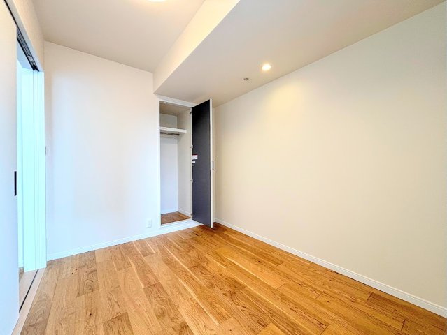 ニューシティ東戸塚タワーズシティ ル・パルクシエルの洋室|◆暮らし心地を大きく左右する収納を、適材適所に配置し使い勝手を考慮しました。空間を余すところなく有効利用した収納は生活空間をより上質なものにしてくれるでしょう。
