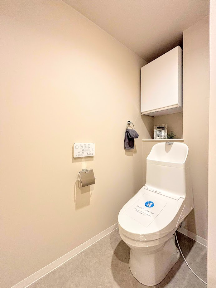 ニューシティ東戸塚タワーズシティ ル・パルクシエルのトイレ|◆清潔感のある白を基調とした落ち着ける空間。小窓をもうけていますので、こもりやすい空気の入れ替えも簡単に行えますね！
