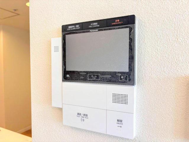 ニューシティ東戸塚タワーズシティ ル・パルクシエルのセキュリティ|◆玄関に行かなくても来訪者が確認でき、ハンズフリーで会話をすることが出来ます。モニターを確認する事によって防犯効果も高まります。
