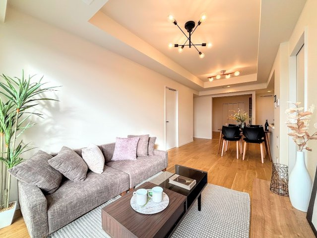 ニューシティ東戸塚タワーズシティ ル・パルクシエルの居間・リビング|◆家族で食卓を囲むダイニングスペースと、ソファでゆったりくつろぐリビングスペースがしっかり区切られているので家具の配置や用途を使いわけしやすいです。
