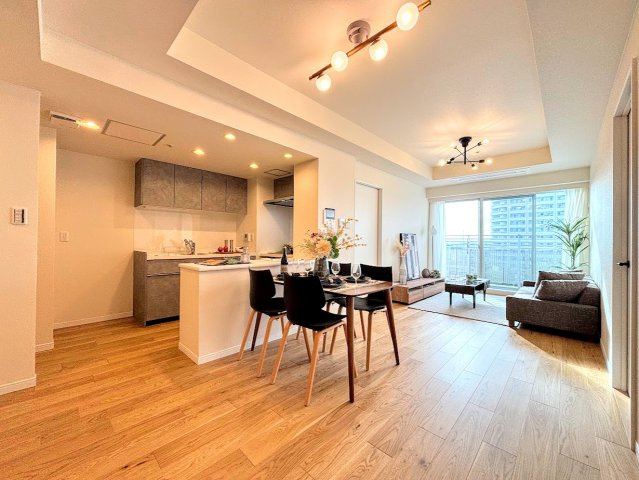 ニューシティ東戸塚タワーズシティ ル・パルクシエルの居間・リビング|◆一家だんらんのスペースとなるＬＤＫ。窓から明るい光が差し込み、思わず家族の会話も弾む快適な空間。
