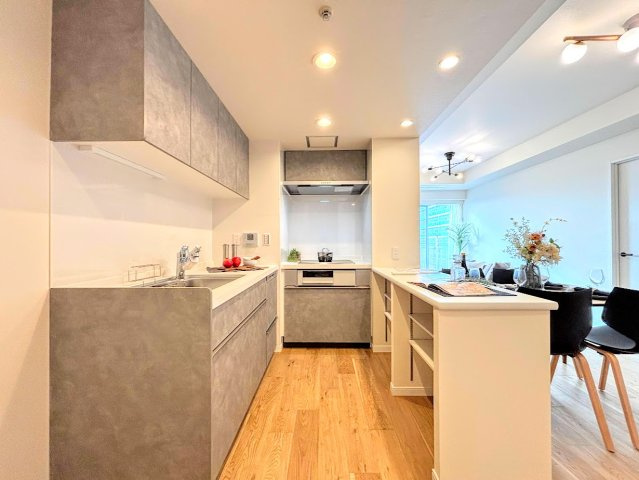 ニューシティ東戸塚タワーズシティ ル・パルクシエルのキッチン|◆デザイン性と機能性を兼ね備えたキッチンです。リビングスペースとの一体感が生まれ、広々空間を演出してくれます。
